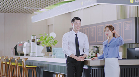 商务男女谈论工作指点微笑吧台室内实拍