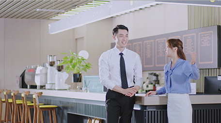 商务男女谈论工作指点微笑吧台室内实拍