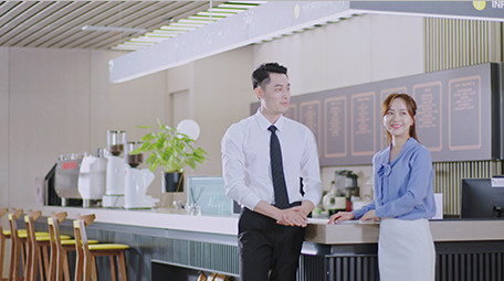 商务男女谈论工作指点微笑吧台室内实拍