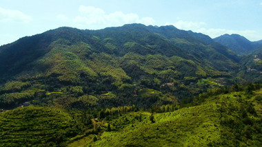 航拍永嘉高山中小庙小村伴山马路