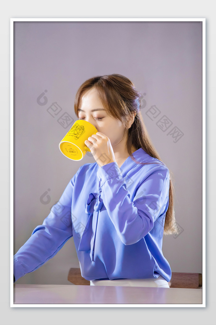 商务气质白领女办公室优雅喝咖啡摄影图图片图片