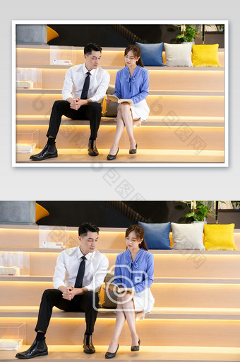 商务暖色图书角男女一起读书交流摄影图图片