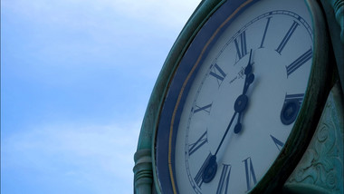 沧桑感钟表时间流逝指针老房子延时拍摄