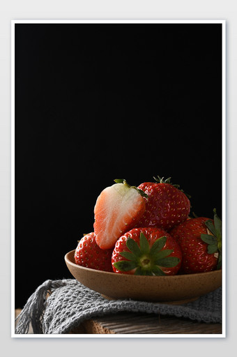 新鲜草莓摆盘平视图片