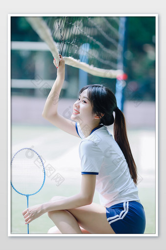 穿着运动服的女孩在网球场图片