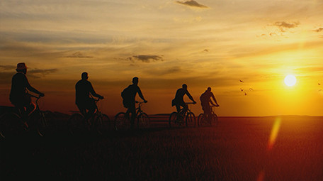 唯美阳光下骑单车实拍视频素材