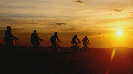 唯美阳光下骑单车实拍视频素材