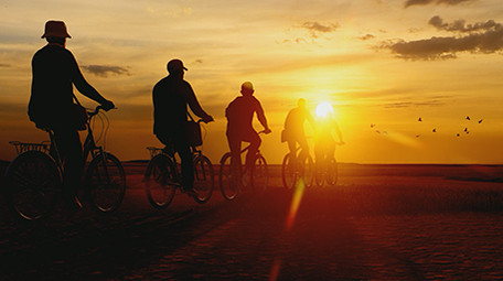 唯美阳光下骑单车实拍视频素材