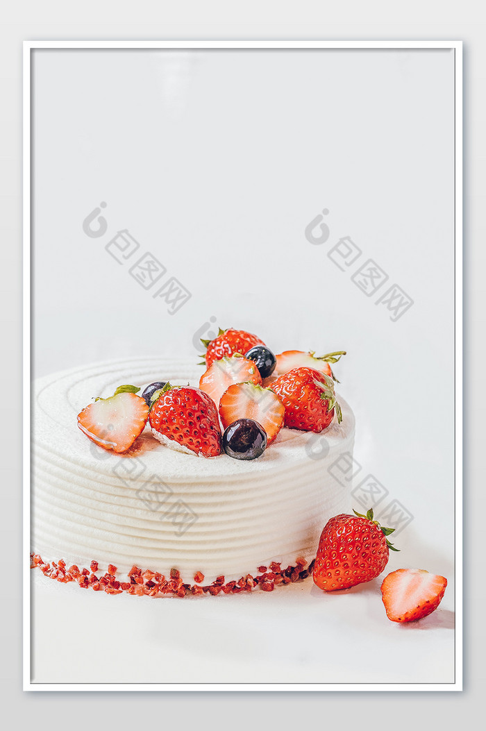 白色背景墙前的草莓蛋糕图片图片