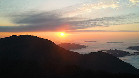 大气航拍清晨朝阳高山云海日出