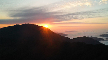 大气航拍清晨朝阳高山云海日出