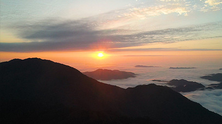 大气航拍清晨朝阳高山云海日出