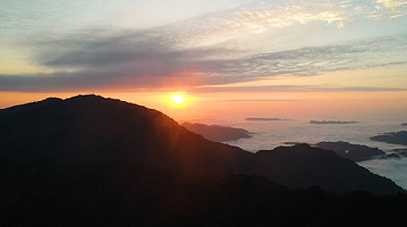 大气航拍清晨朝阳高山云海日出