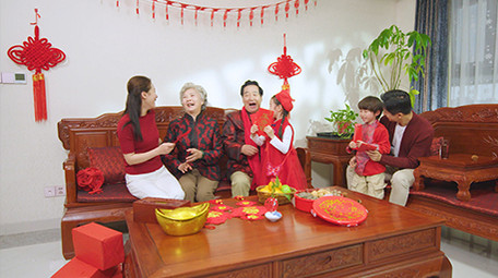 4k春节家庭团圆拜年发红包实拍