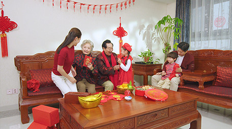 4k春节家庭团圆拜年发红包实拍