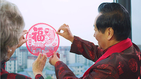 4k新年慈祥爷爷贴福字窗花实拍