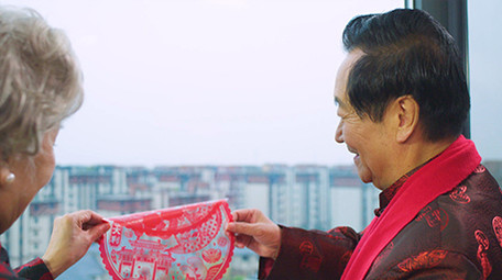 4k新年慈祥爷爷贴福字窗花实拍