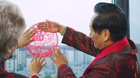 4k新年慈祥爷爷贴福字窗花实拍