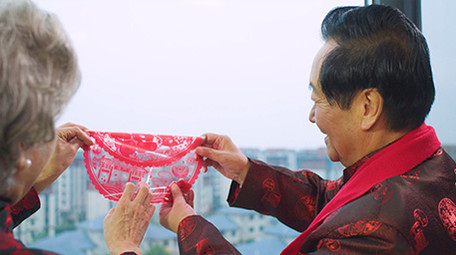 4k新年慈祥爷爷贴福字窗花实拍