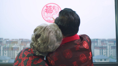 4k新年老人幸福依偎在一起实拍