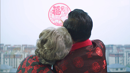 4k新年老人幸福依偎在一起实拍