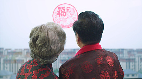 4k新年老人幸福依偎在一起实拍