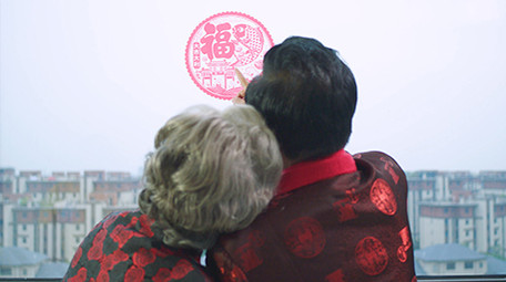 4k新年老人幸福依偎在一起实拍