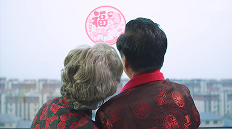 4k新年老人幸福依偎在一起实拍