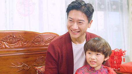 4k幸福家庭爸爸抚摸儿子的脸