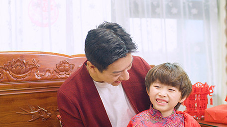 4k幸福家庭爸爸抚摸儿子的脸