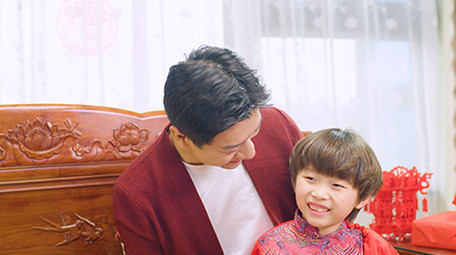 4k幸福家庭爸爸抚摸儿子的脸