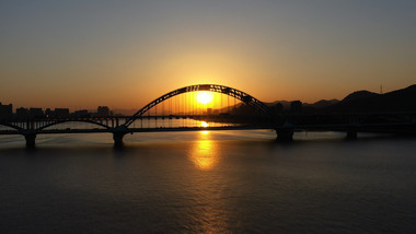 复兴大桥<strong>日落</strong>黄昏照射江面航拍视频