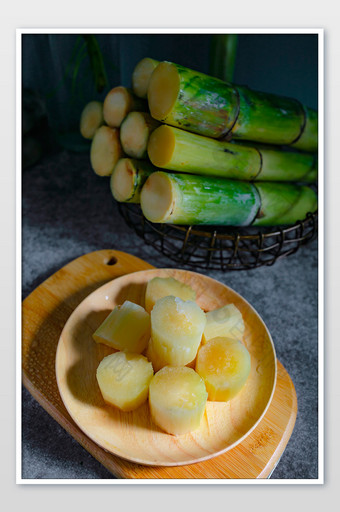 美味多汁的绿皮青甜甘蔗图片