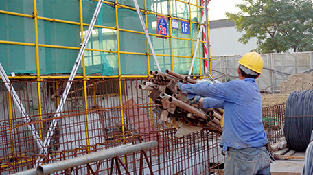 4K实拍建筑工地工作的吊塔视频素材