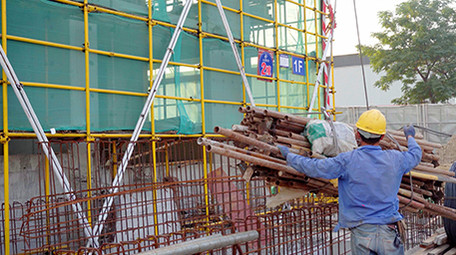 4K实拍建筑工地工作的吊塔视频素材