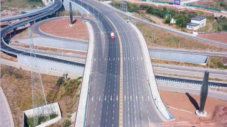 4K航拍发展中的高速公路车流互通