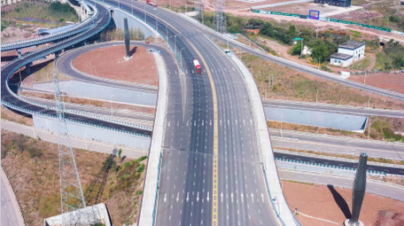 4K航拍发展中的高速公路车流互通