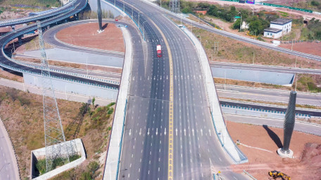 4K航拍发展中的高速公路车流互通