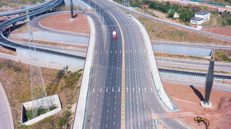 4K航拍发展中的高速公路车流互通