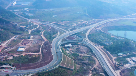 4K航拍经济开发区高速公路车流互通