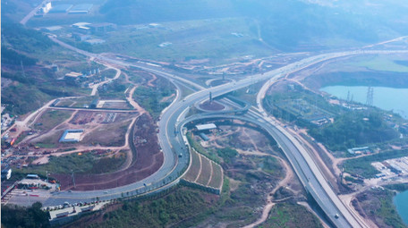 4K航拍经济开发区高速公路车流互通