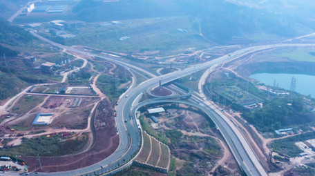 4K航拍经济开发区高速公路车流互通