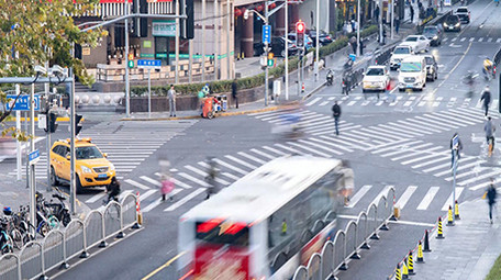4k大气城市交通车水马龙行人延时摄影
