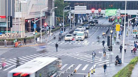 4k大气城市交通车水马龙行人延时摄影