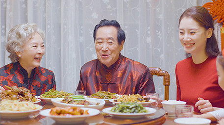 4k春节妈妈端菜上桌一家人吃年夜饭实拍