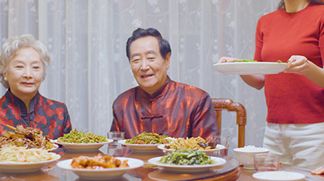 4k春节妈妈端菜上桌一家人吃年夜饭实拍