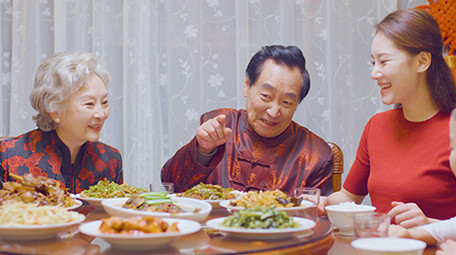 4k春节妈妈端菜上桌一家人吃年夜饭实拍