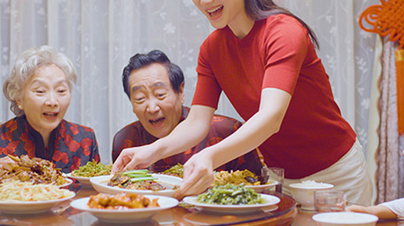 4k春节妈妈端菜上桌一家人吃年夜饭实拍