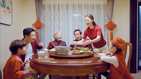 4k春节年夜饭妈妈端菜上桌实拍