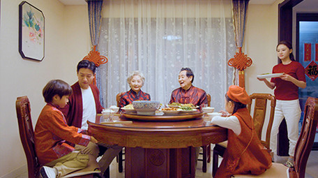 4k春节年夜饭妈妈端菜上桌实拍